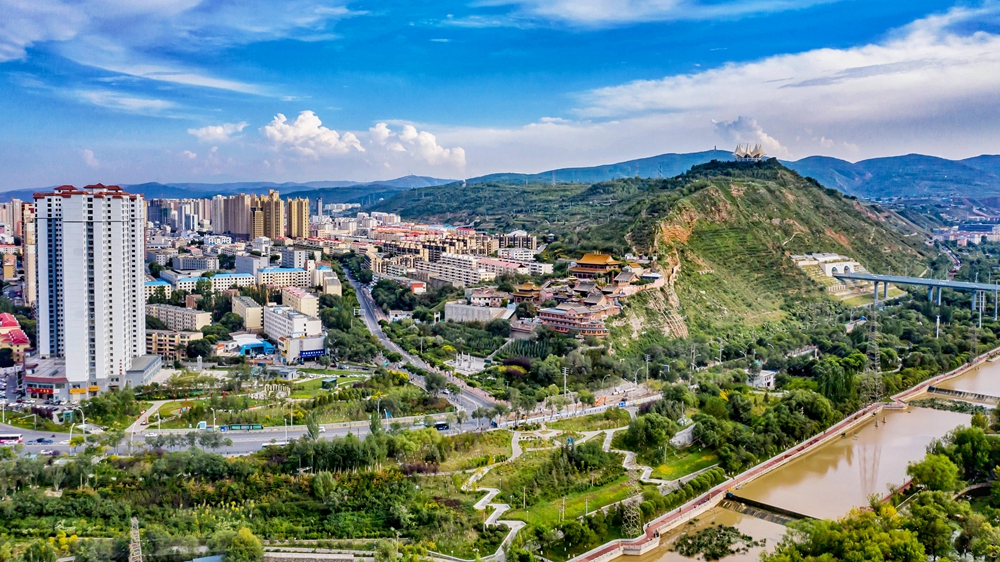 【“飛閱”中國(guó)】綠水青山“瞰”這里 高原古城生態(tài)美